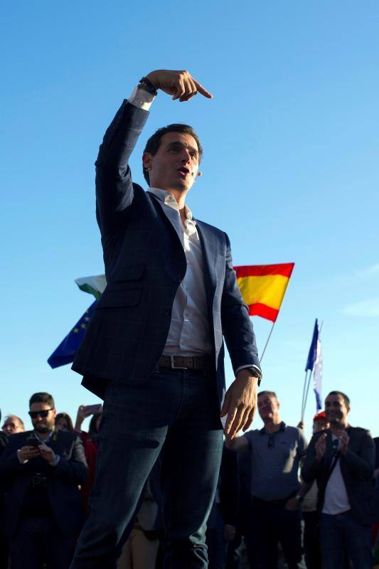El líder de Ciudadanos, Albert Rivera, ha acudido al primer gran acto central de esta campaña electoral en la ciudad de Málaga. En su intervención, Rivera ha explicado un gran número de propuestas que ofrece su partido para España, con las que quiere atraer al mayor número de votantes y salir victorioso el 28 de abril. 