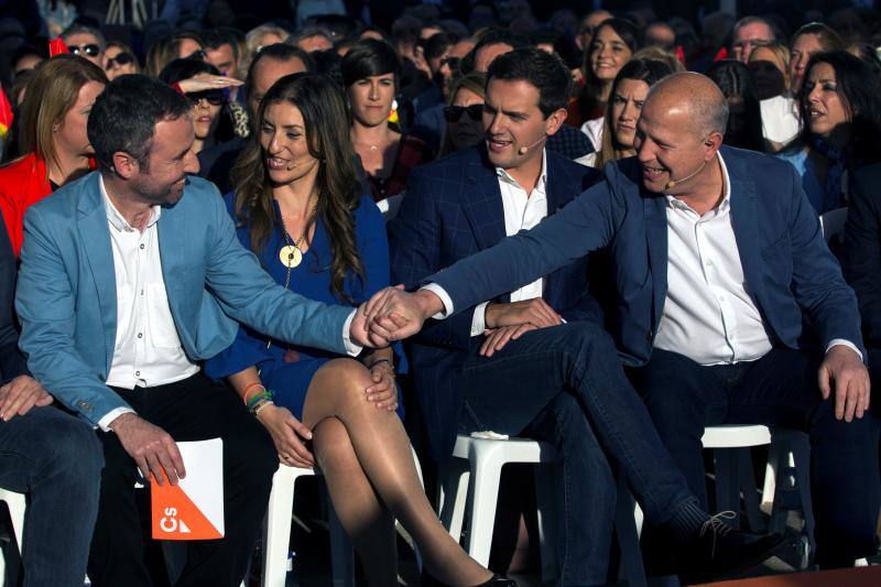 El líder de Ciudadanos, Albert Rivera, ha acudido al primer gran acto central de esta campaña electoral en la ciudad de Málaga. En su intervención, Rivera ha explicado un gran número de propuestas que ofrece su partido para España, con las que quiere atraer al mayor número de votantes y salir victorioso el 28 de abril. 