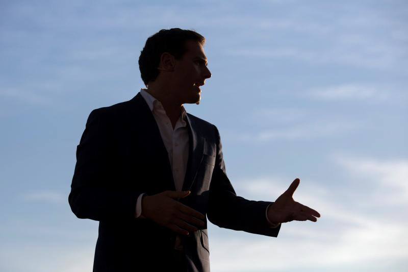 El líder de Ciudadanos, Albert Rivera, ha acudido al primer gran acto central de esta campaña electoral en la ciudad de Málaga. En su intervención, Rivera ha explicado un gran número de propuestas que ofrece su partido para España, con las que quiere atraer al mayor número de votantes y salir victorioso el 28 de abril. 