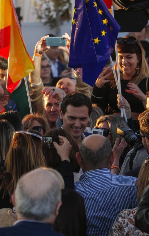 El líder de Ciudadanos, Albert Rivera, ha acudido al primer gran acto central de esta campaña electoral en la ciudad de Málaga. En su intervención, Rivera ha explicado un gran número de propuestas que ofrece su partido para España, con las que quiere atraer al mayor número de votantes y salir victorioso el 28 de abril. 