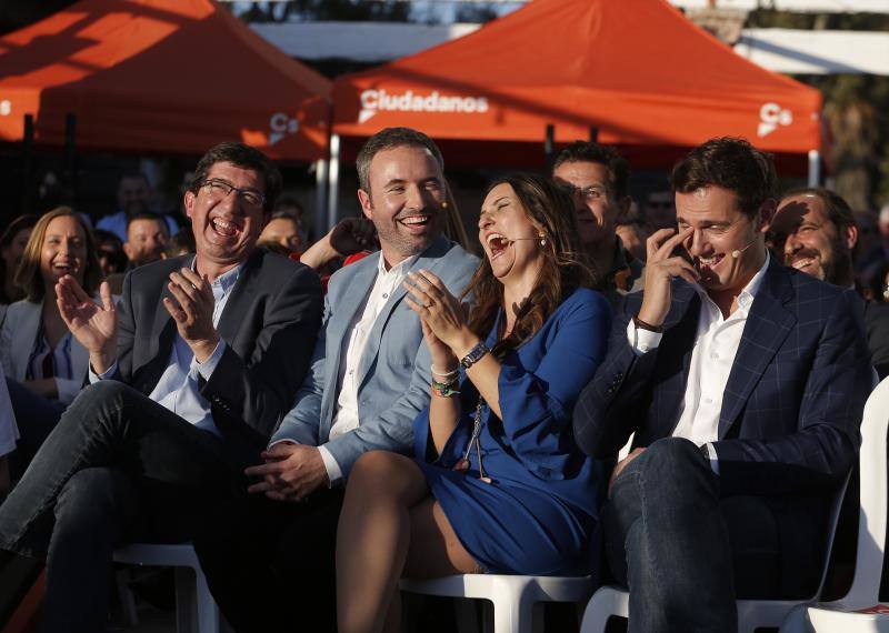 El líder de Ciudadanos, Albert Rivera, ha acudido al primer gran acto central de esta campaña electoral en la ciudad de Málaga. En su intervención, Rivera ha explicado un gran número de propuestas que ofrece su partido para España, con las que quiere atraer al mayor número de votantes y salir victorioso el 28 de abril. 