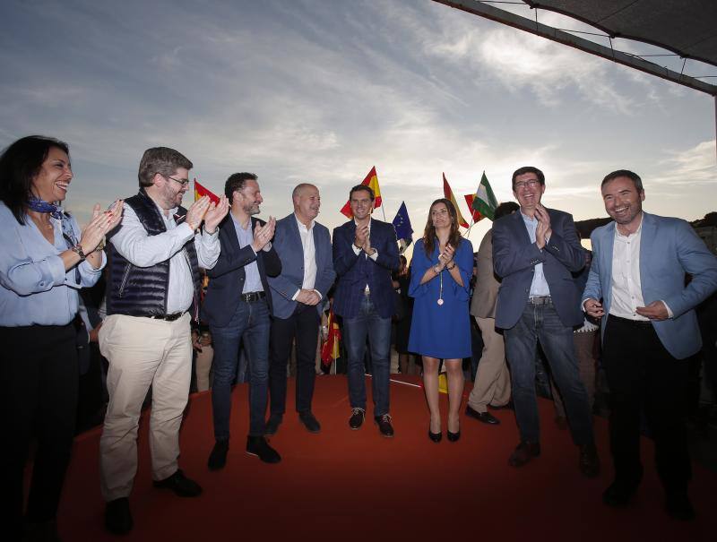 El líder de Ciudadanos, Albert Rivera, ha acudido al primer gran acto central de esta campaña electoral en la ciudad de Málaga. En su intervención, Rivera ha explicado un gran número de propuestas que ofrece su partido para España, con las que quiere atraer al mayor número de votantes y salir victorioso el 28 de abril. 