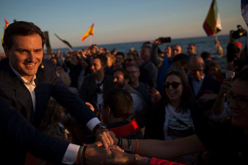 El líder de Ciudadanos, Albert Rivera, ha acudido al primer gran acto central de esta campaña electoral en la ciudad de Málaga. En su intervención, Rivera ha explicado un gran número de propuestas que ofrece su partido para España, con las que quiere atraer al mayor número de votantes y salir victorioso el 28 de abril. 