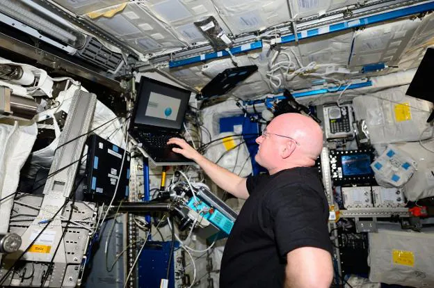 El astronauta Scott Kelly hace una prueba cognitiva en la Estación Espacial Internacional. :: NASA