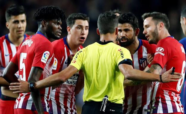 Diego Costa protesta a Gil Manzano tras su expulsión. 