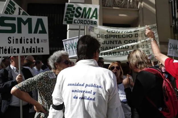 Protestas del Sindicato Médico sobre atención primaria el pasado año. :: sur