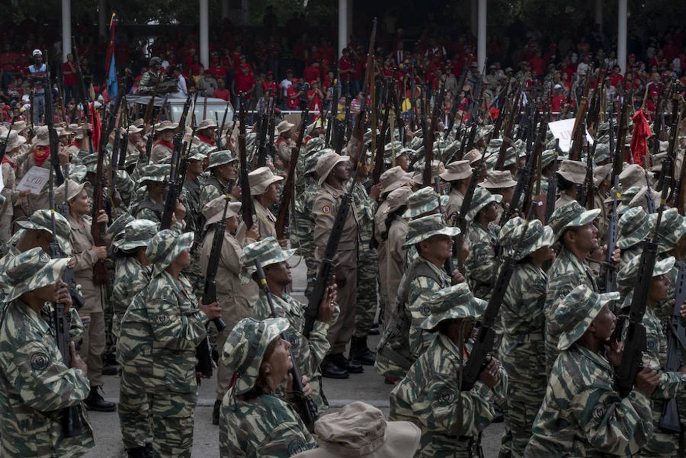 Milicianos de la Milicia Nacional Bolivariana creada por el difunto presidente Hugo Chavez Frías celebran el día de la Milicia en conmemoración de la victoria del contragolpe del 11 de Abril del 2002 contra el comandante Chavez. Más de dos millones de milicianos se concentraron a lo largo y ancho del territorio venezolano. 