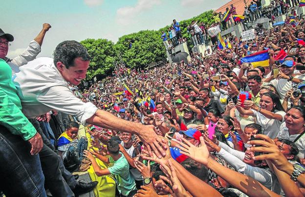 Juan Guaidó saluda a sus seguidores en un acto en el Estado de Zulia. :: Henry Chirinos / efe