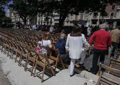 Imagen secundaria 1 - Escalón en una de las escaleras de acceso a un palco; bordillo en la Alameda, y pivote que molesta a una mujer. 