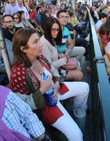 Imagen secundaria 2 - Escalón en una de las escaleras de acceso a un palco; bordillo en la Alameda, y pivote que molesta a una mujer. 