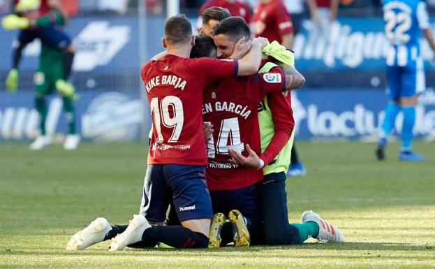 Los jugadores de Osasuna celebran un tanto de Rubén García al Deportivo.