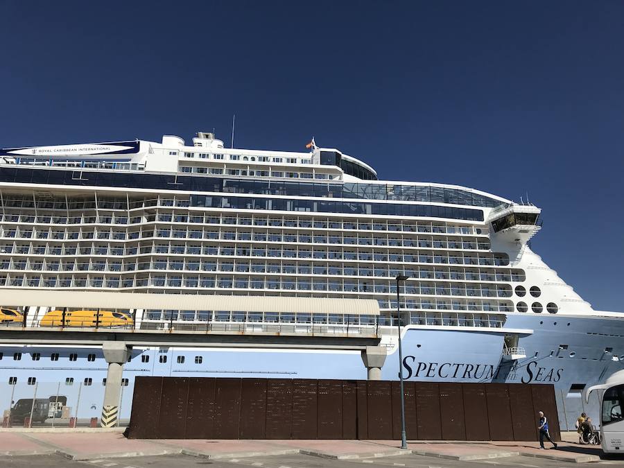 El barco, con capacidad para 4.246 pasajeros y con 1.551 tripulantes, de 55 nacionalidades diferentes, atracó en el recinto portuario malagueño a primera hora y de completo estreno ya que procedía del astillero alemán Meyer Werft