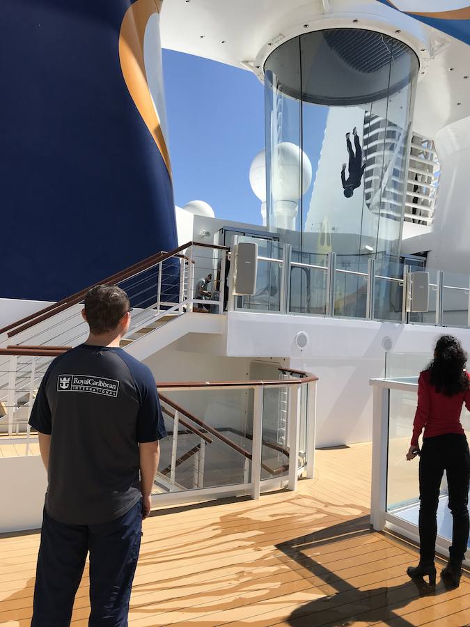 El barco, con capacidad para 4.246 pasajeros y con 1.551 tripulantes, de 55 nacionalidades diferentes, atracó en el recinto portuario malagueño a primera hora y de completo estreno ya que procedía del astillero alemán Meyer Werft