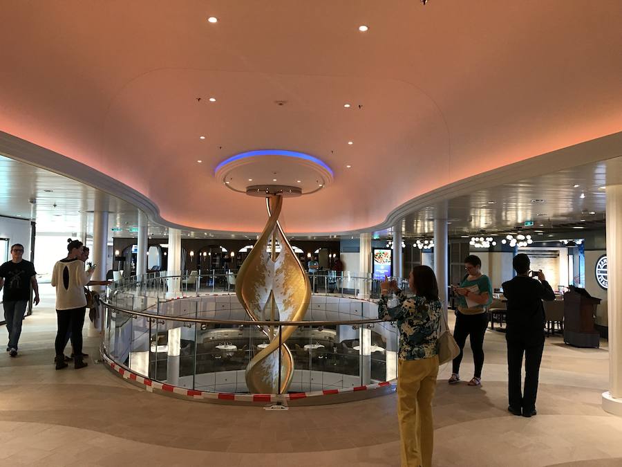 El barco, con capacidad para 4.246 pasajeros y con 1.551 tripulantes, de 55 nacionalidades diferentes, atracó en el recinto portuario malagueño a primera hora y de completo estreno ya que procedía del astillero alemán Meyer Werft