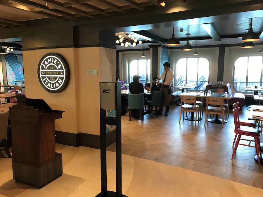 El barco, con capacidad para 4.246 pasajeros y con 1.551 tripulantes, de 55 nacionalidades diferentes, atracó en el recinto portuario malagueño a primera hora y de completo estreno ya que procedía del astillero alemán Meyer Werft