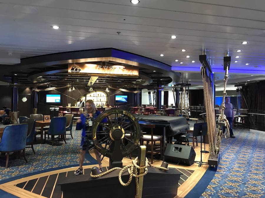 El barco, con capacidad para 4.246 pasajeros y con 1.551 tripulantes, de 55 nacionalidades diferentes, atracó en el recinto portuario malagueño a primera hora y de completo estreno ya que procedía del astillero alemán Meyer Werft