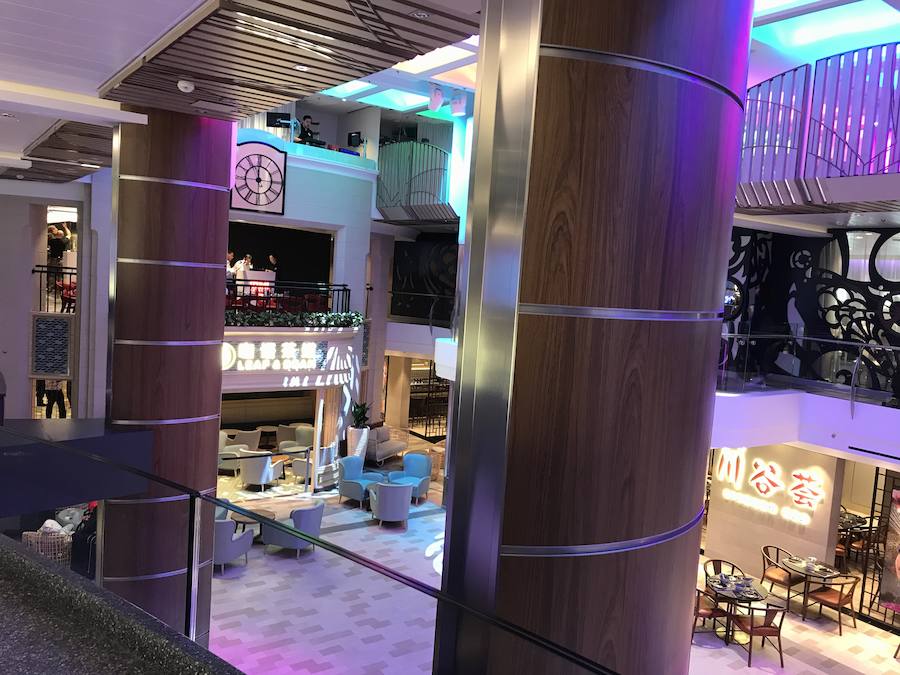 El barco, con capacidad para 4.246 pasajeros y con 1.551 tripulantes, de 55 nacionalidades diferentes, atracó en el recinto portuario malagueño a primera hora y de completo estreno ya que procedía del astillero alemán Meyer Werft