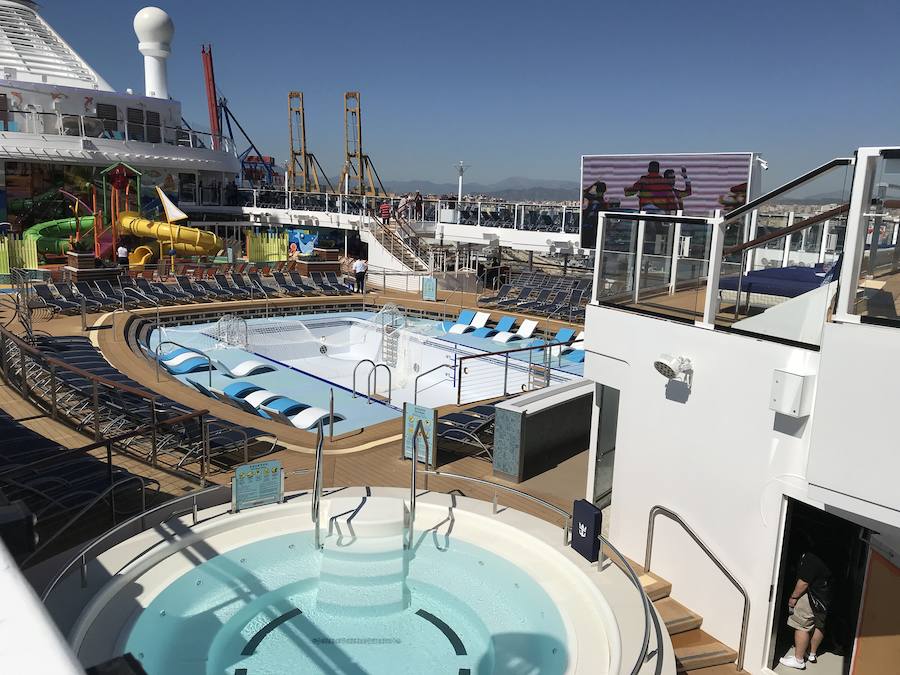 El barco, con capacidad para 4.246 pasajeros y con 1.551 tripulantes, de 55 nacionalidades diferentes, atracó en el recinto portuario malagueño a primera hora y de completo estreno ya que procedía del astillero alemán Meyer Werft