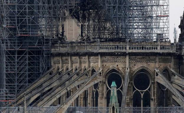Arbotántes del ábside de la catedral de Notre Dame, tras el incendio.