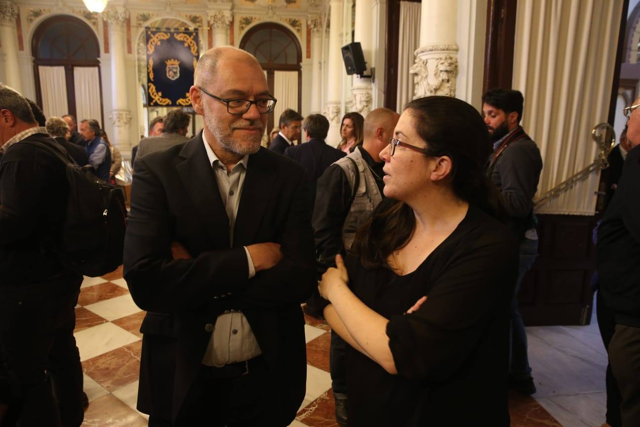 A las seis de la tarde del sábado 17 de abril se abría la capilla ardiente de Manuel Alcántara y comenzaban a llegar personalidaddes, amigos y lectores. El sábado permanecía abierta hasta las doce de la noche y el Jueves Santo, de 9 a 13 horas.