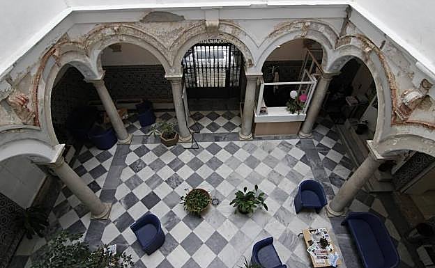 Imagen principal - Imágenes actuales del interior del palacete, y fachada en el año 1946.