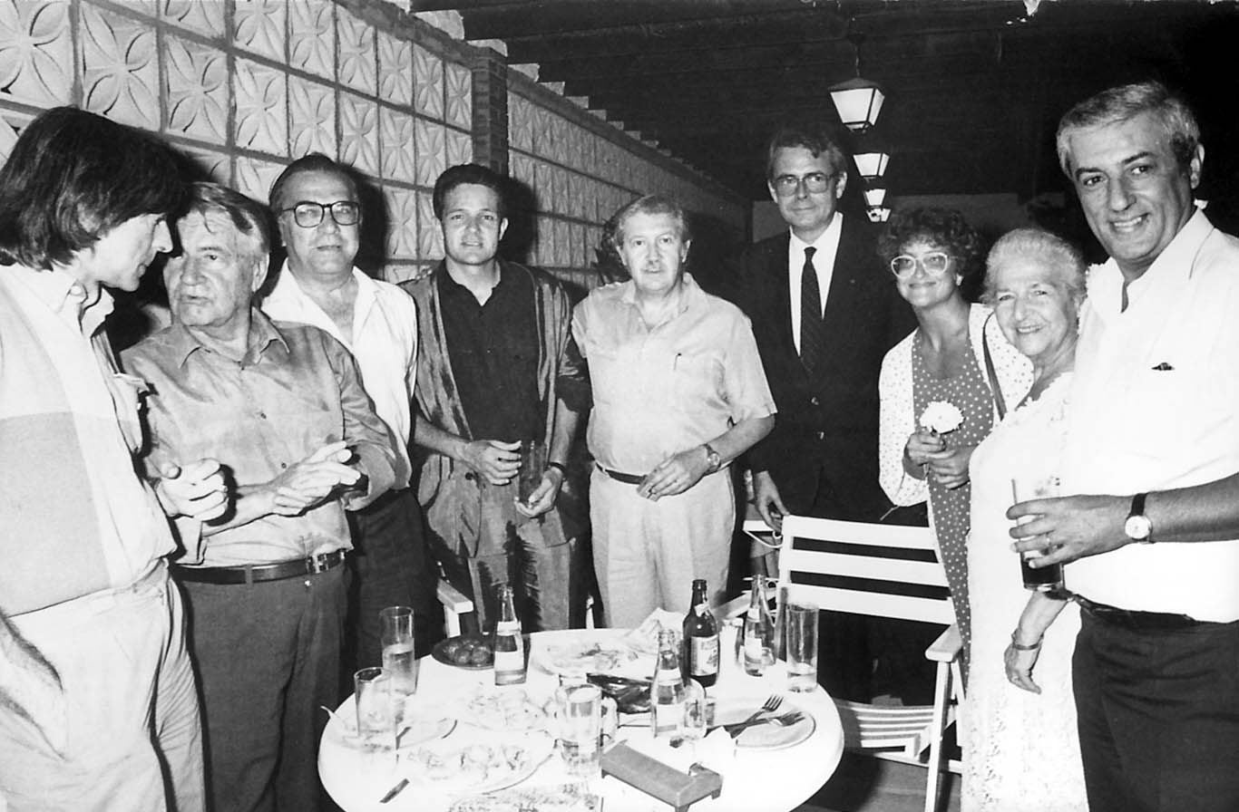 En la Feria de Málaga en 1985 con un grupo de amigos.