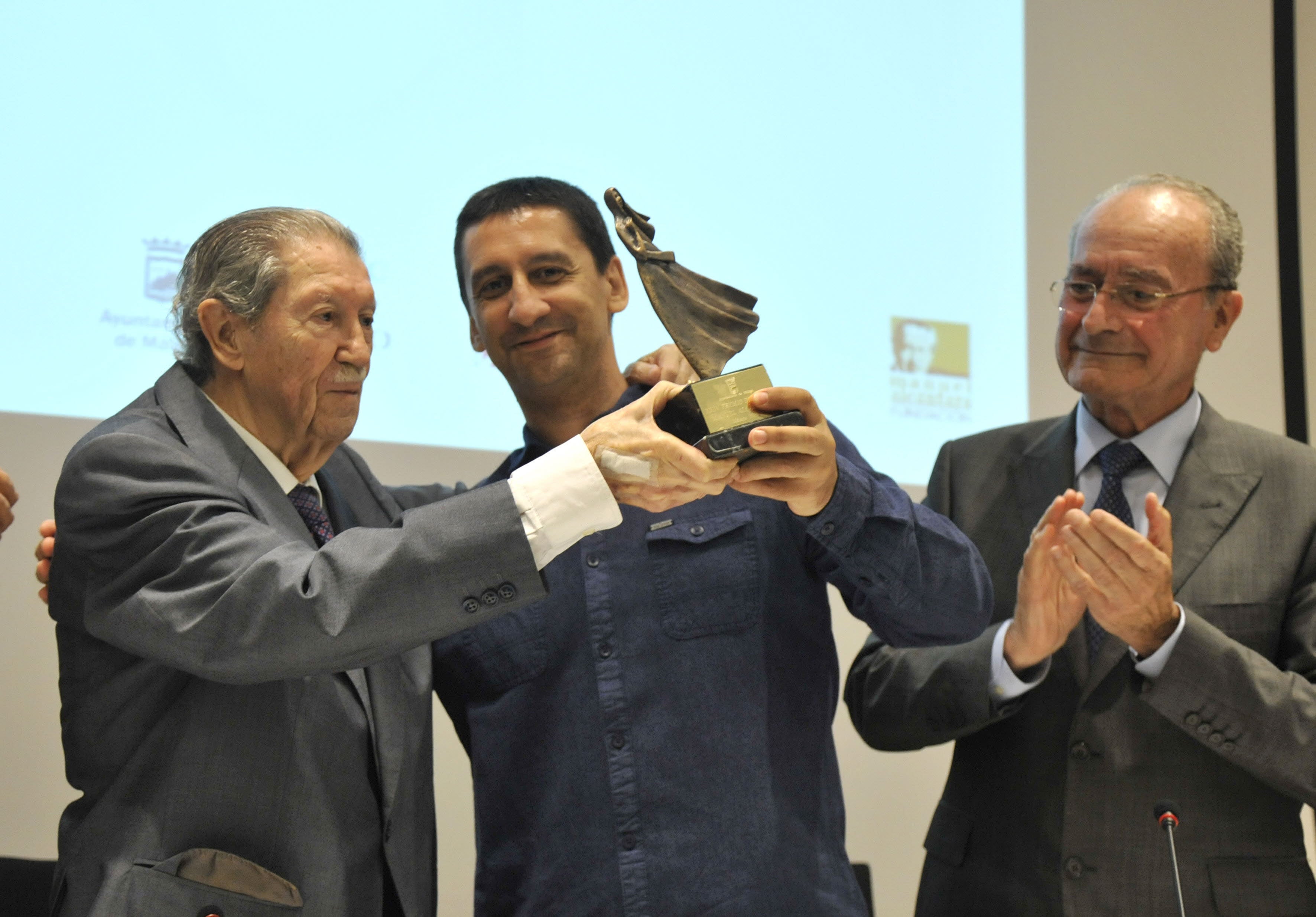 Manuel Alcántara, con Adolfo Cueto al recibir el XIV Premio Manuel Alcántara de Poesía..