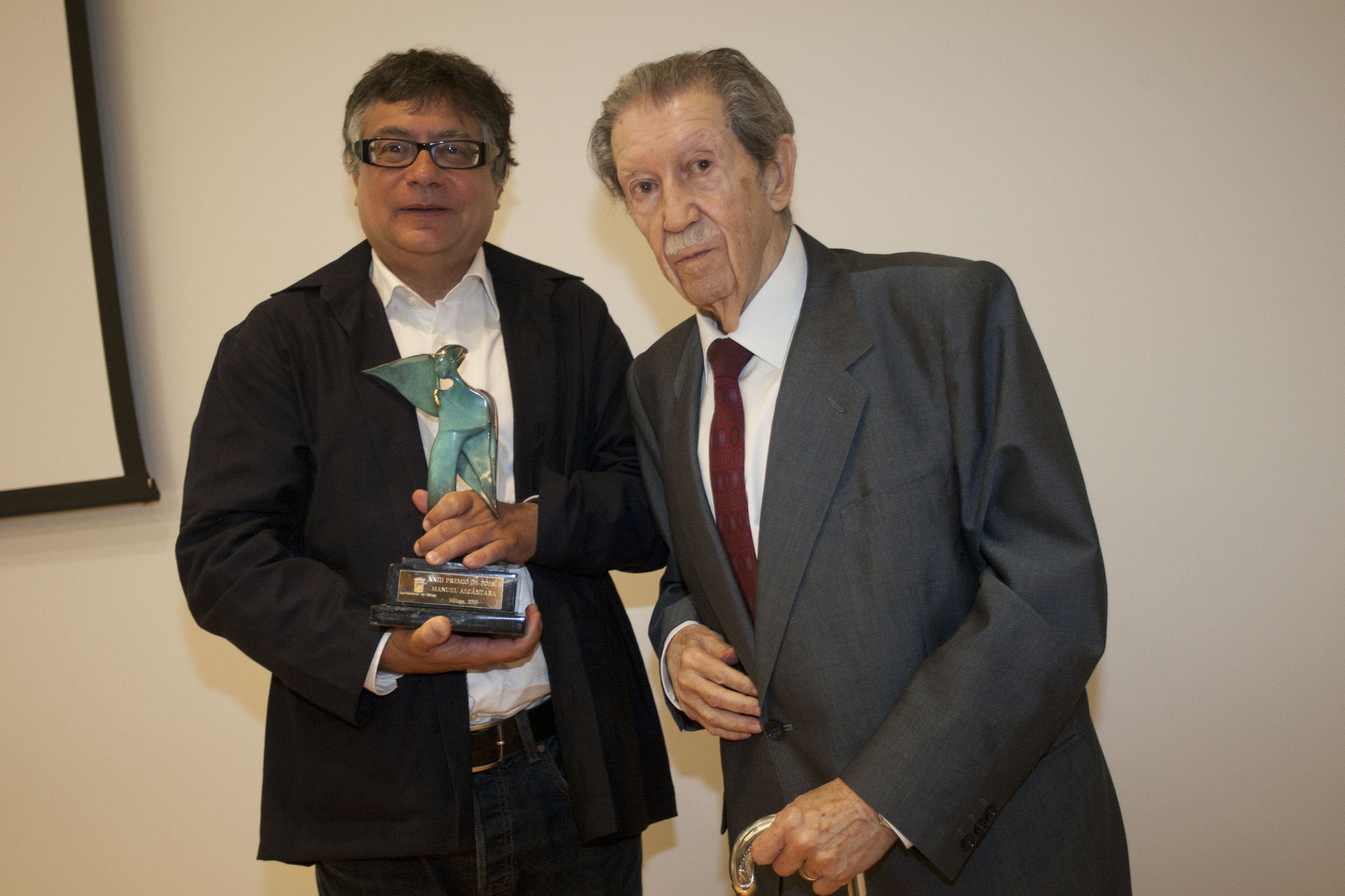 Manuel Alcántara, con Jesús Aguado, ganador del XXIII Premio de Poesía Manuel Alcántara.