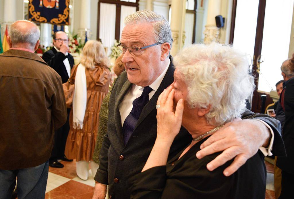 Centenares de malagueños y lectores junto a Antonio Banderas, José Luis Garci, Sara Baras y Eugenio Chicano despiden a Manuel Alcántara. Imagen de la capilla ardiente. este jueves. 