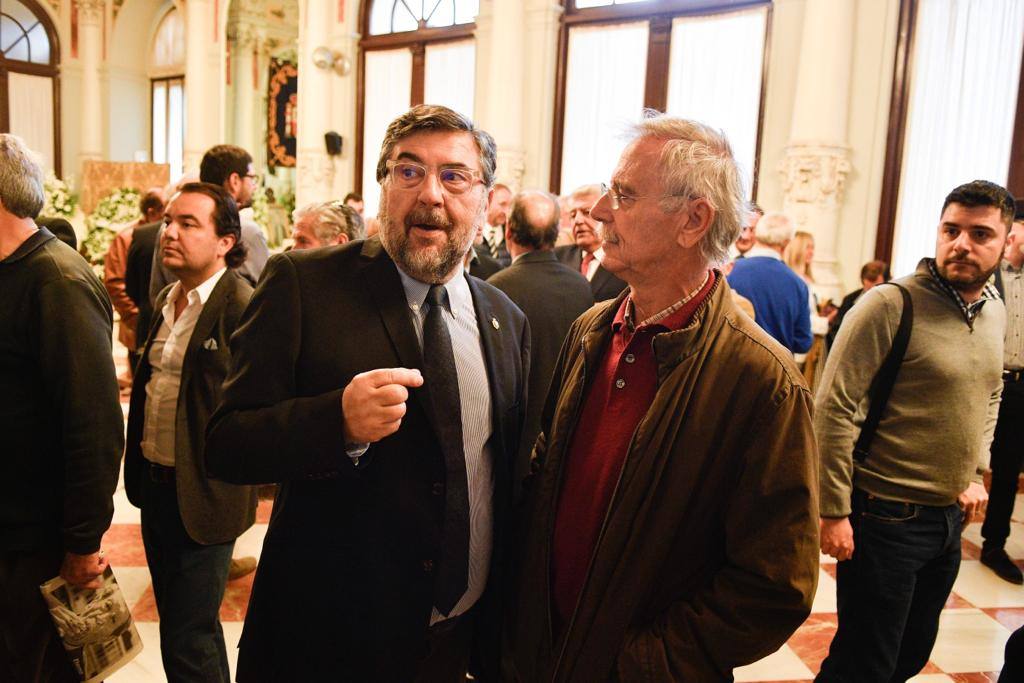 Centenares de malagueños y lectores junto a Antonio Banderas, José Luis Garci, Sara Baras y Eugenio Chicano despiden a Manuel Alcántara. Imagen de la capilla ardiente. este jueves.