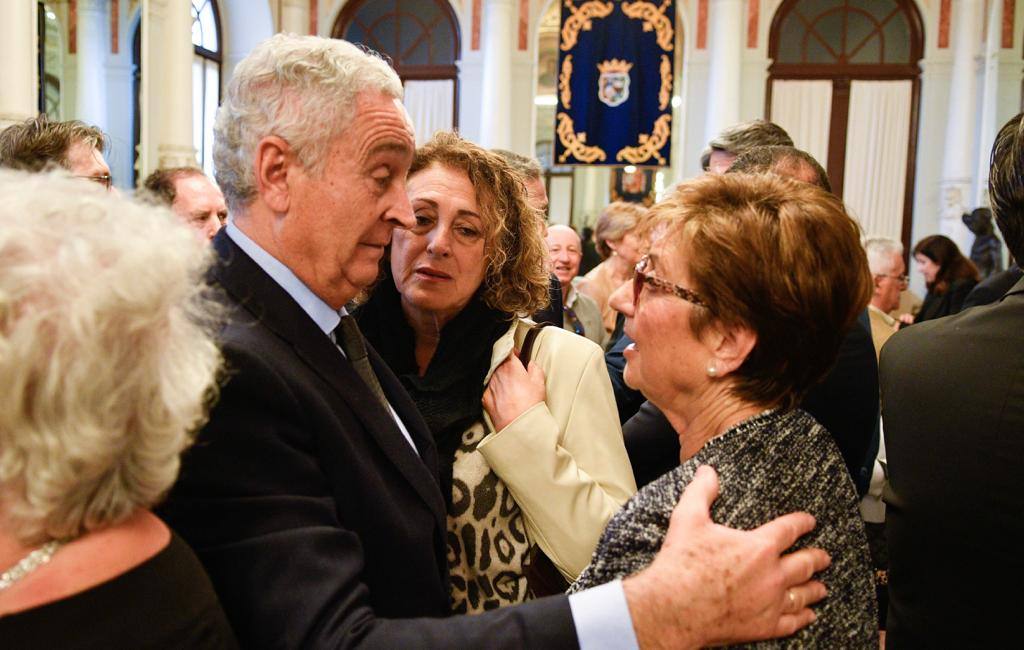 Centenares de malagueños y lectores junto a Antonio Banderas, José Luis Garci, Sara Baras y Eugenio Chicano despiden a Manuel Alcántara. Imagen de la capilla ardiente. este jueves.