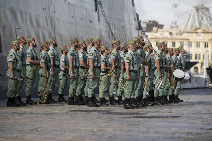 Como cada Jueves Santo, Málaga acoge el desembarco de la Legión y posterior traslado del Cristo de Mena a hombros de los legionarios