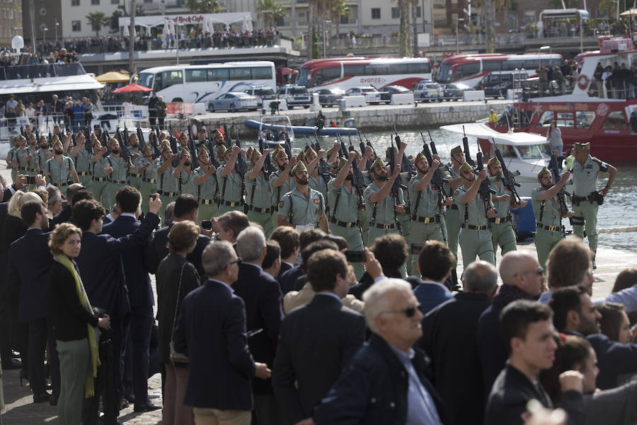 Como cada Jueves Santo, Málaga acoge el desembarco de la Legión y posterior traslado del Cristo de Mena a hombros de los legionarios