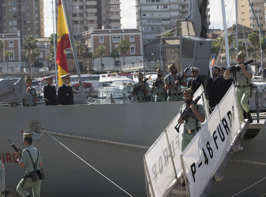 Como cada Jueves Santo, Málaga acoge el desembarco de la Legión y posterior traslado del Cristo de Mena a hombros de los legionarios