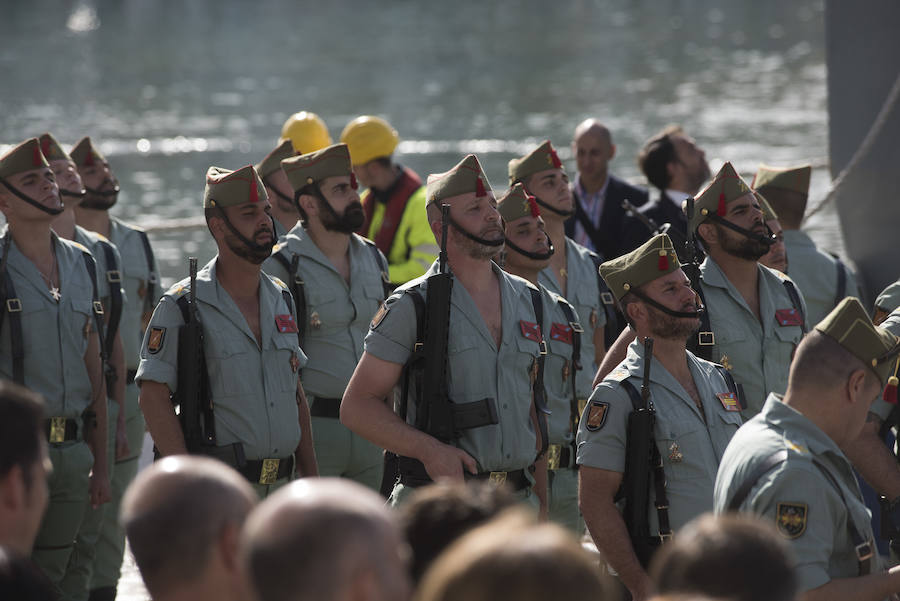 Como cada Jueves Santo, Málaga acoge el desembarco de la Legión y posterior traslado del Cristo de Mena a hombros de los legionarios