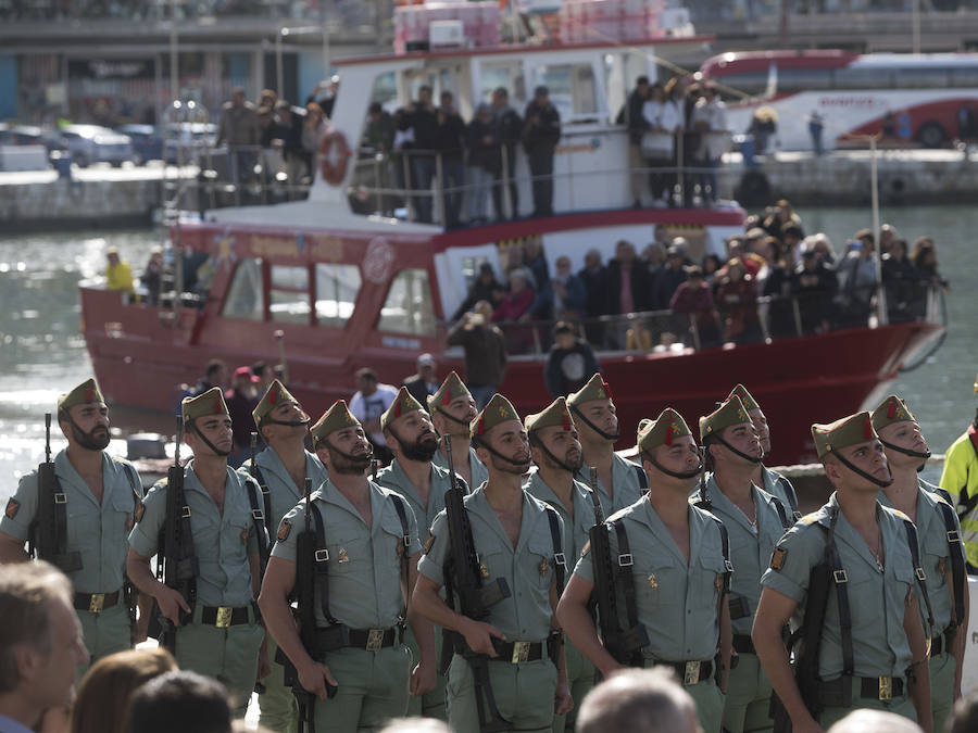 Como cada Jueves Santo, Málaga acoge el desembarco de la Legión y posterior traslado del Cristo de Mena a hombros de los legionarios