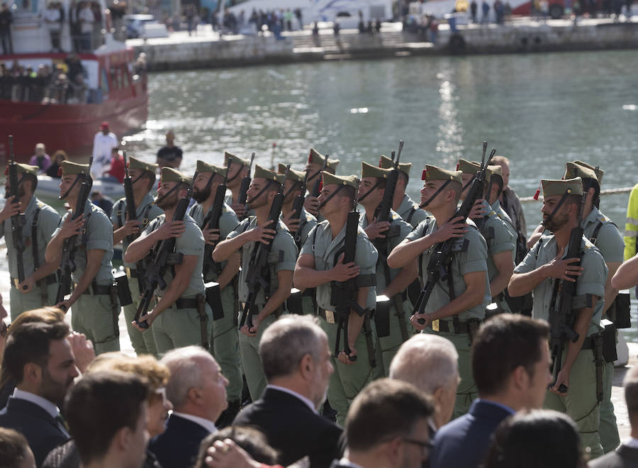 Como cada Jueves Santo, Málaga acoge el desembarco de la Legión y posterior traslado del Cristo de Mena a hombros de los legionarios