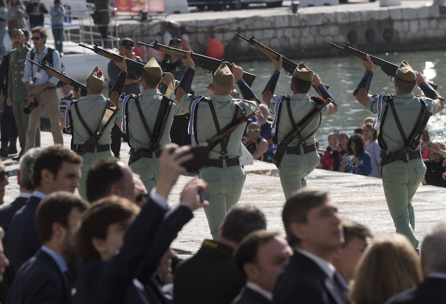 Como cada Jueves Santo, Málaga acoge el desembarco de la Legión y posterior traslado del Cristo de Mena a hombros de los legionarios