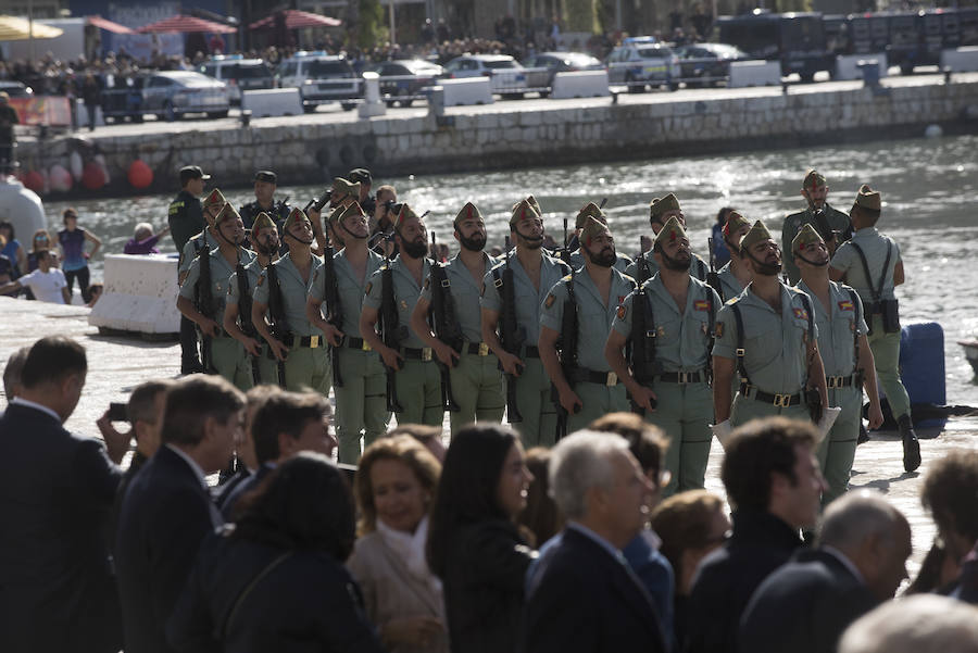 Como cada Jueves Santo, Málaga acoge el desembarco de la Legión y posterior traslado del Cristo de Mena a hombros de los legionarios