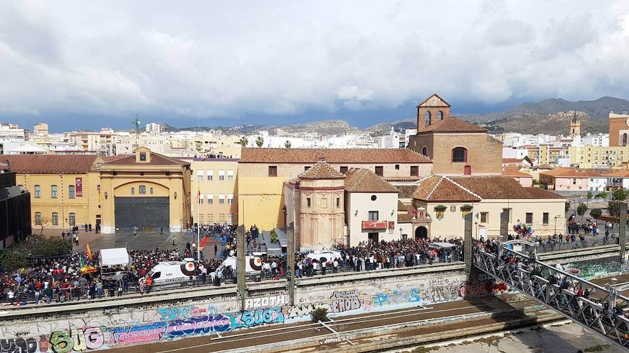 Como cada Jueves Santo, Málaga acoge el desembarco de la Legión y posterior traslado del Cristo de Mena a hombros de los legionarios