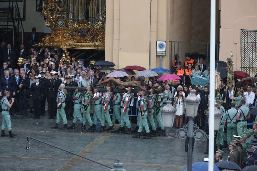 Como cada Jueves Santo, Málaga acoge el desembarco de la Legión y posterior traslado del Cristo de Mena a hombros de los legionarios