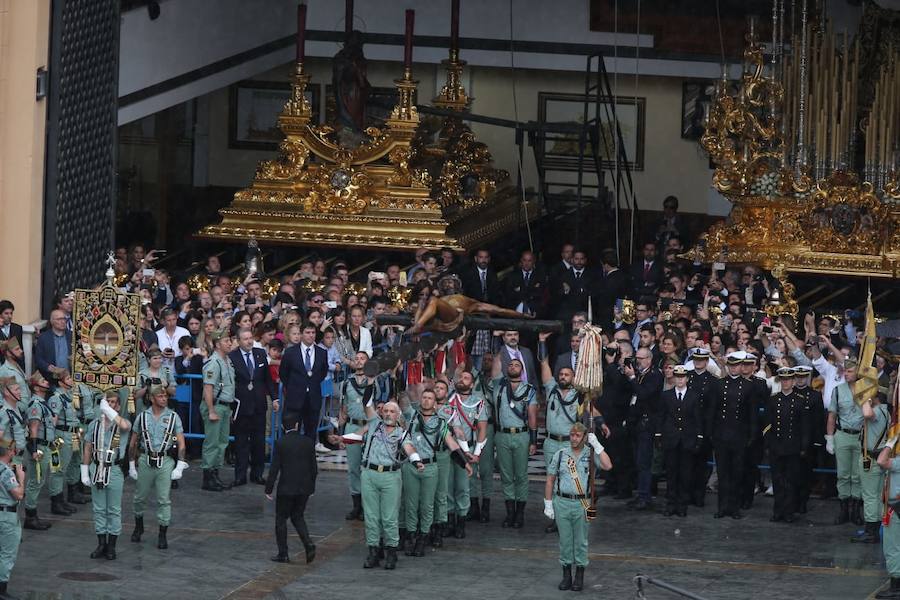 Como cada Jueves Santo, Málaga acoge el desembarco de la Legión y posterior traslado del Cristo de Mena a hombros de los legionarios