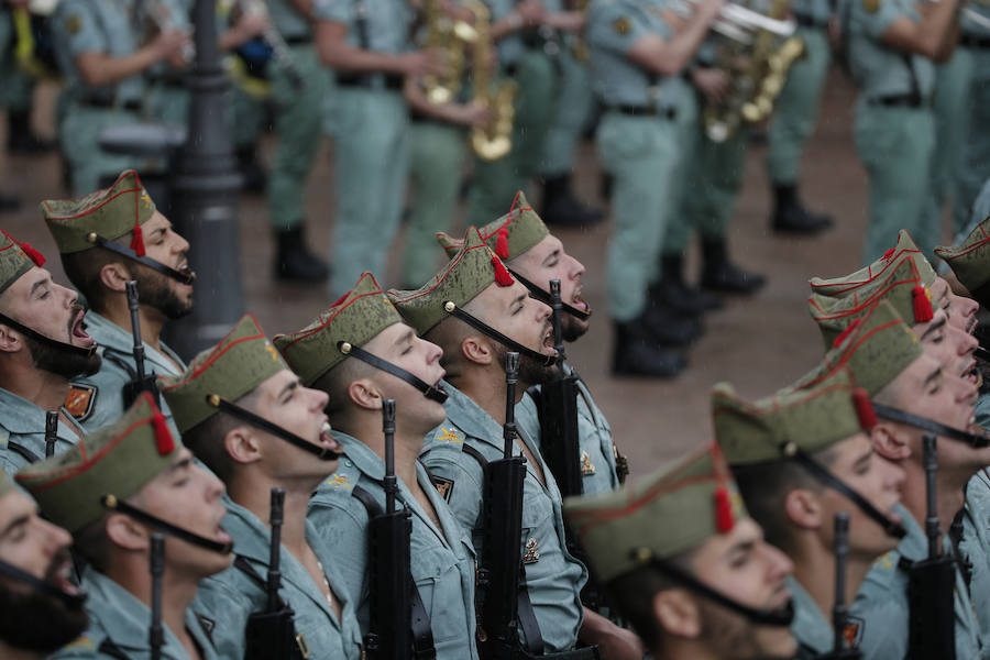 Como cada Jueves Santo, Málaga acoge el desembarco de la Legión y posterior traslado del Cristo de Mena a hombros de los legionarios