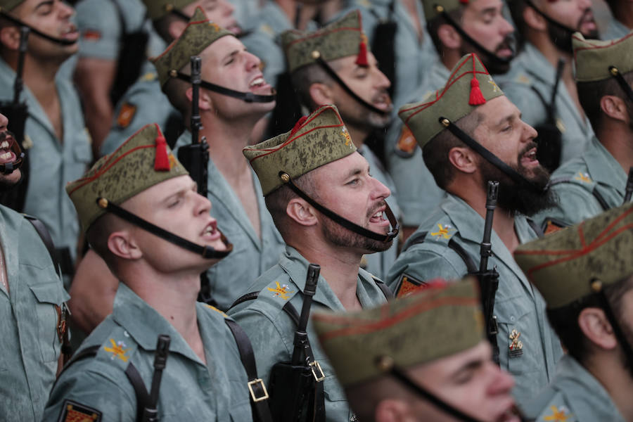 Como cada Jueves Santo, Málaga acoge el desembarco de la Legión y posterior traslado del Cristo de Mena a hombros de los legionarios