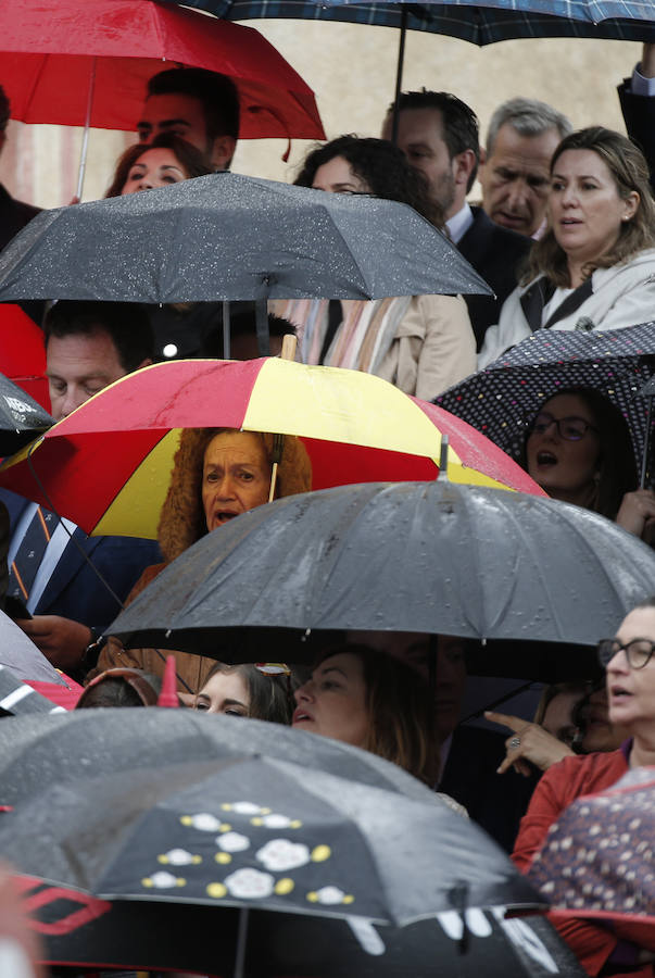 Como cada Jueves Santo, Málaga acoge el desembarco de la Legión y posterior traslado del Cristo de Mena a hombros de los legionarios