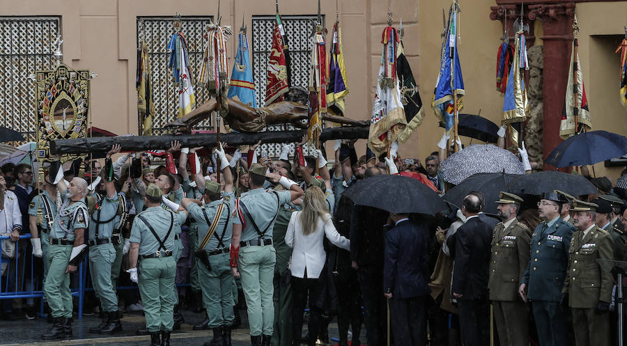 Como cada Jueves Santo, Málaga acoge el desembarco de la Legión y posterior traslado del Cristo de Mena a hombros de los legionarios