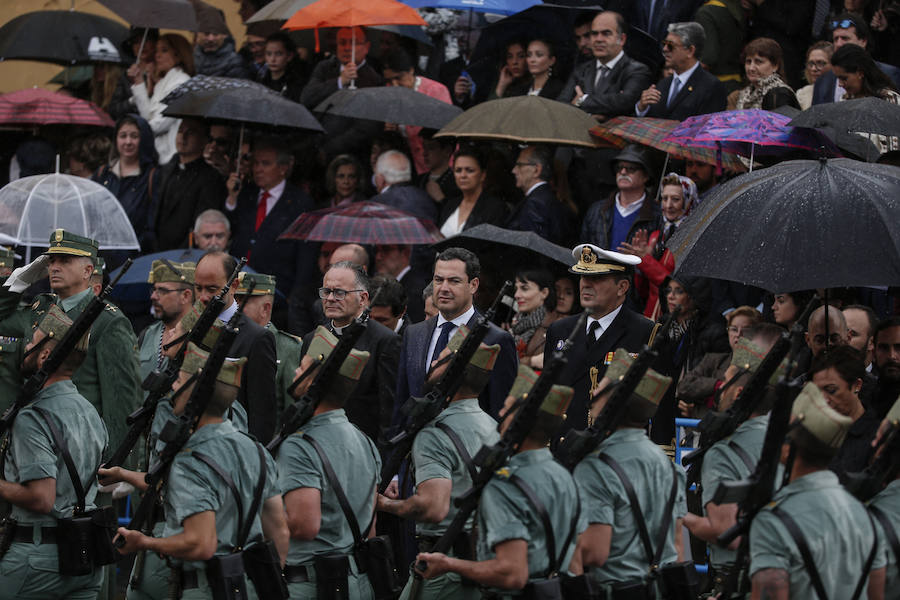 Como cada Jueves Santo, Málaga acoge el desembarco de la Legión y posterior traslado del Cristo de Mena a hombros de los legionarios