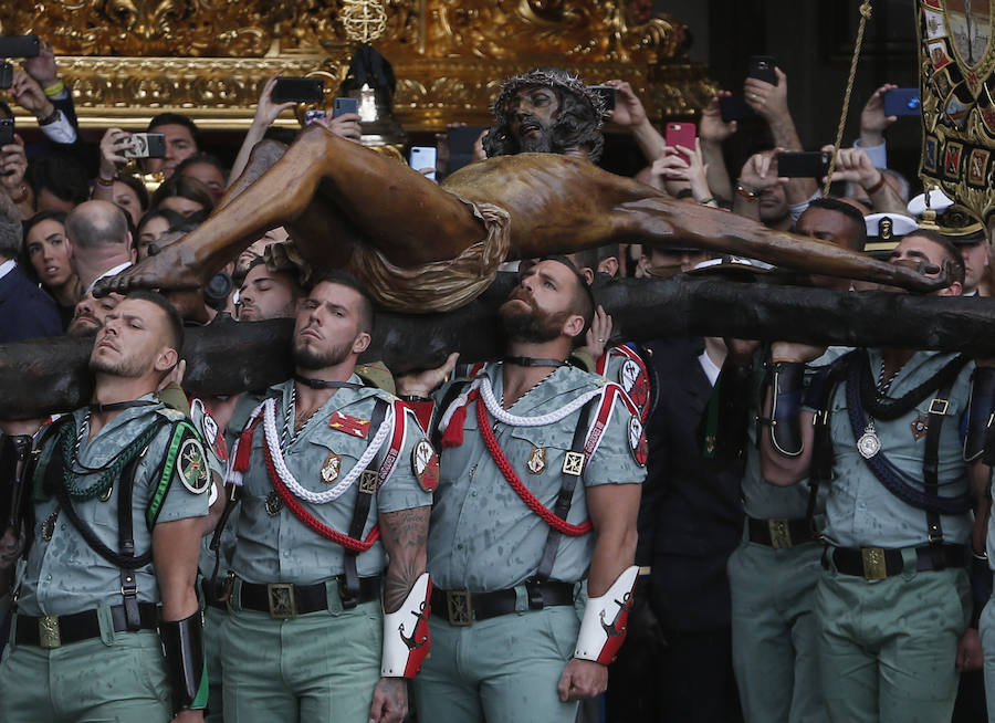 Como cada Jueves Santo, Málaga acoge el desembarco de la Legión y posterior traslado del Cristo de Mena a hombros de los legionarios