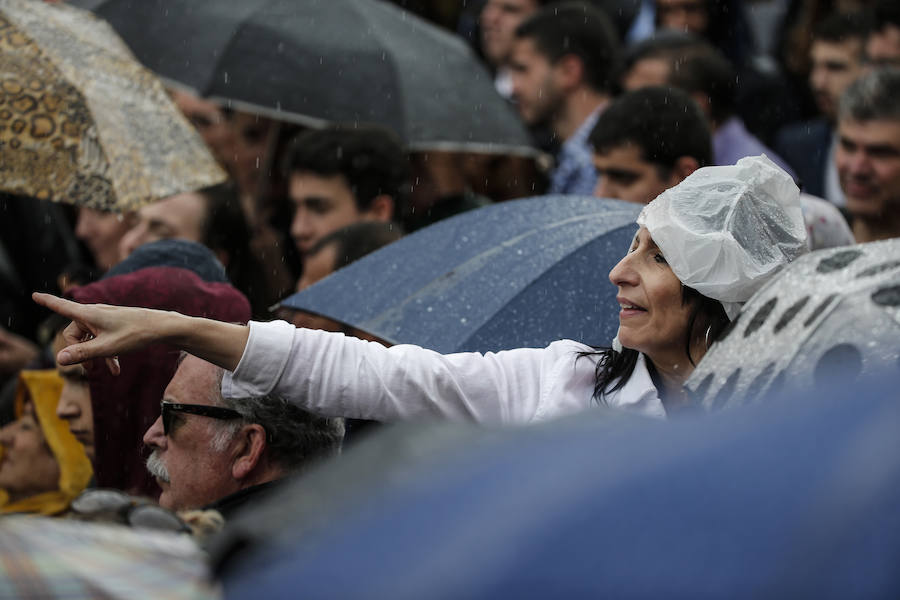 Como cada Jueves Santo, Málaga acoge el desembarco de la Legión y posterior traslado del Cristo de Mena a hombros de los legionarios