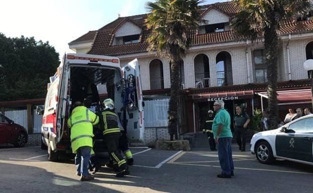 Efectivos de emergencias trabajando en el hotel en el que ocurrieron los hechos.